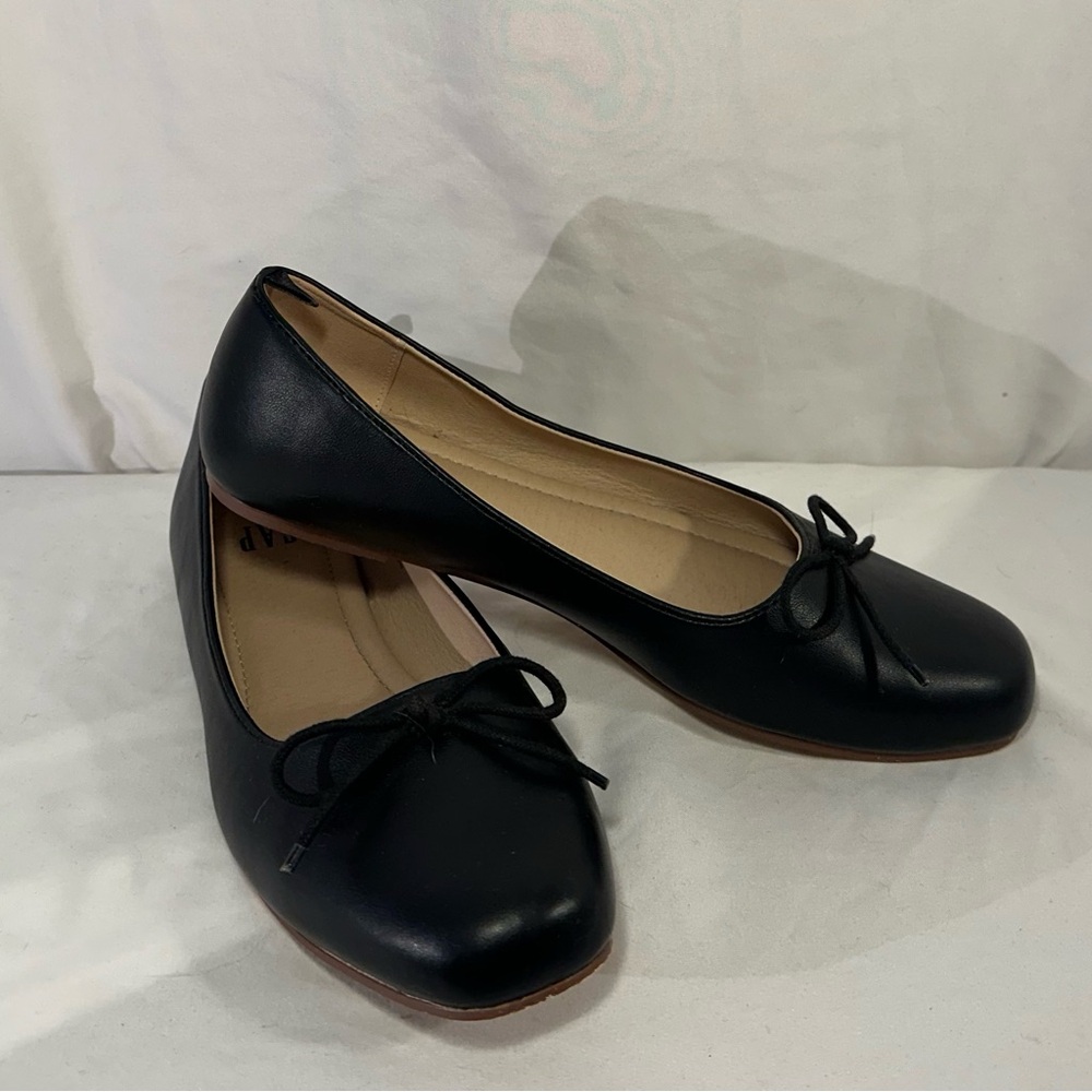 EUC GAP Black Leather Ballet Flats Size 9